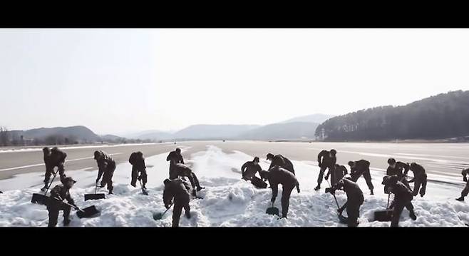 2013년 공군이 영화 ‘레미제라블’을 패러디해 만든 ‘레밀리터리블’ 영상 중 한 장면. 대한민국 공군 유튜브 채널 갈무리