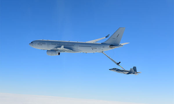 KF-21 시제기가 공군 KC-330 공중급유기와 함께 공중급유 비행시험을 하고 있다. 방위사업청 제공