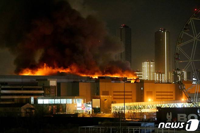 원거리에서 잡은 화재 현장. ⓒ 로이터=뉴스1 ⓒ News1 박형기 기자
