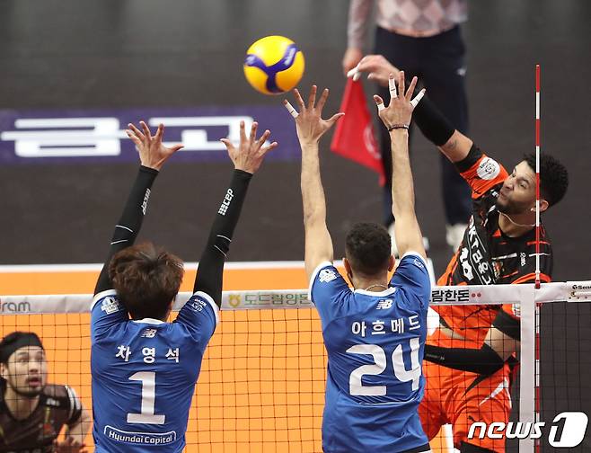 21일 오후 경기 안산시 상록수체육관에서 열린 남자 프로배구 '2023-2024 도드람 V리그' 준플레이오프 OK금융그룹과 현대캐피탈의 경기에서 OK금융그룹 레오가 스파이크 공격을 하고 있다. 2024.3.21/뉴스1 ⓒ News1 김영운 기자