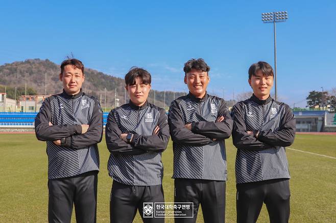 박규선(왼쪽에서 세 번째) 한남대 감독이 한국 대학축구 팀을 지휘한다. 사진=대학축구연맹