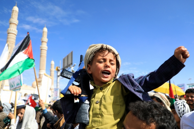 예멘 어린이가 22일(현지시간) 수도 사나에서 열린 팔레스타인 지지 시위에서 총을 든 채 구호를 외치고 있다. 가자지구에서 이스라엘과 무장단체 하마스 간 전투가 계속되는 가운데 예멘의 후티 반군은 홍해에서 서방 함선을 공격하고 있다.      AFP연합뉴스