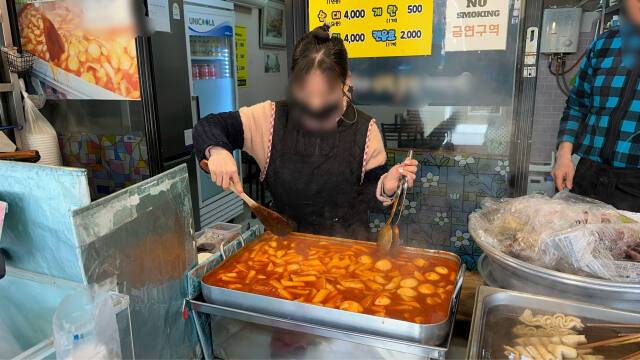 수원특례시 팔달구의 한 분식집에서 직원이 떡볶이를 만들고 있다. 오종민기자