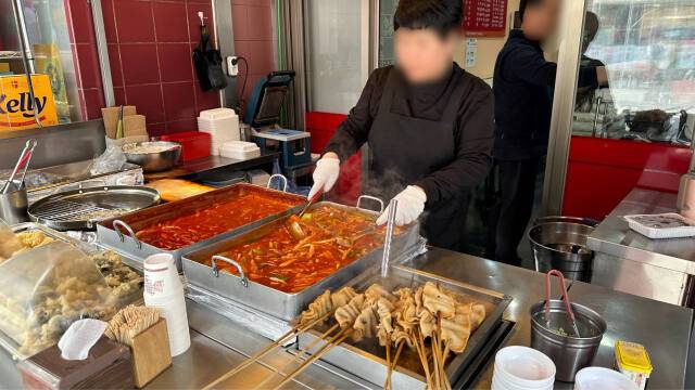 성남시 분당구 수내동의 한 떡볶이 집에서 떡볶이가 조리되고 있다. 오종민기자