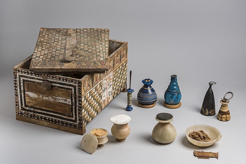 고대 이집트의 화장품 상자와 그 구성물.