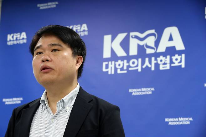 보건복지부가 의사들의 불법 리베이트 제보를 받으며 압박하자 의사단체에서도 보건복지부 공무원의 불법 뇌물 수수 제보를 받겠다며 맞불을 놨다. 지난해 10월 임한택 미래를 생각하는 의사모임 대표가 정부의 의과대학 증원에 반대하는 입장을 발표하고 있다. /사진=뉴스1