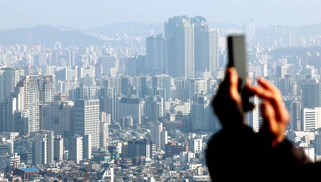 3월 셋째주(22일 기준) 서울 아파트 전세가격은 지난주 대비 0.02% 오르며 4주 연속 상승세를 보였다. 매매가격 또한 전세시장 흐름에 자극을 받아 하락에서 보합으로 전환됐다./사진=뉴스1