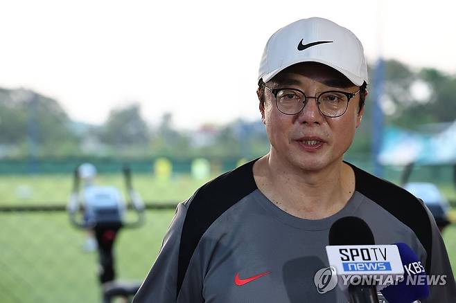인터뷰하는 황선홍 임시 감독 (방콕=연합뉴스) 김인철 기자 = 황선홍 한국축구대표팀 임시 감독이 23일 태국 방콕 윈드밀 풋볼클럽에서 2026 북중미 월드컵 아시아 지역 2차 예선 C조 4차전 태국과의 경기를 앞두고 열린 훈련에 앞서 취재진 질문에 답하고 있다. 2024.3.23 yatoya@yna.co.kr