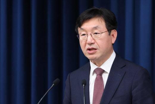 성태윤 대통령실 정책실장이 지난 17일 서울 용산 대통령실 청사에서 민생토론회 관련 브리핑 하고 있다. (사진=뉴시스)