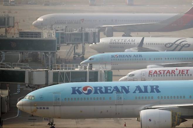 서울 강서구 김포공항 활주로에 대한항공과 아시아나항공 비행기들이 계류돼 있다. ⓒ데일리안DB