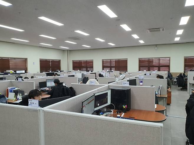 아스플로 직원들이 업무에 매진하고 있다. 화성=윤현주 기자