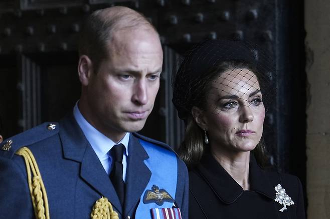 2022년 9월14일(현지시간) 윌리엄 영국 왕세자(왼쪽)와 케이트 미들턴 왕세자빈이 고 엘리자베스 2세 여왕의 장례식이 열린 런던 웨스트민스터 사원에서 조의를 표한 뒤 사원을 나서고 있다. AP연합뉴스