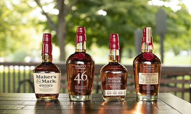 밀봉을 위해 메이커스 마크 술병 위로 들이붓는 빨간 왁스는 제각기 다른 모양으로 완성된다. /메이커스 마크