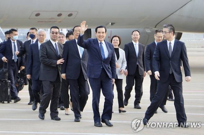 마잉주 대만 전 총통이 지난해 3월 중국 상하이 푸둥공항에 도착해 손을 흔들고 있다. 이날 마 전 총통은 대만 전·현직 최고 지도자로서는 처음으로 중국을 방문했다. EPA 연합뉴스