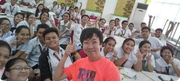 김병수 교사가 단기파견을 나갔던 필리핀 공립고등학교에서 학생들과 기념사진을 찍었다. 김병수 교사 제공