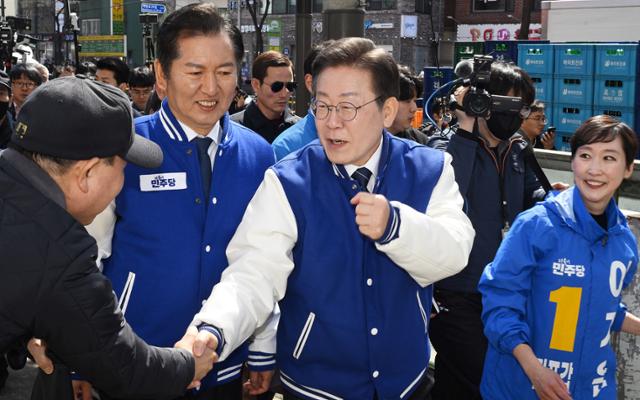 이재명 더불어민주당 대표가 지난 18일 서울 마포구 경의선숲길과 백범로 일대를 돌며 시민들에게 마포갑 이지은 후보와 마포을 정청래 후보의 지지를 호소하고 있다. 뉴스1