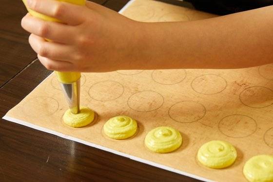 반죽을 일정한 크기로 짜야 위아래 짝이 맞는 코크가 완성된다.