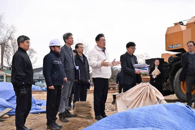 전진선 양평군수와 군 관계자들이 배다리 복구공사 현장을 살펴보고 있다. 양평군 제공