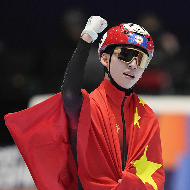 중국대표팀 주장 임효준이 제48회 국제빙상경기연맹 쇼트트랙 세계선수권대회 남자 500m 우승 후 기뻐하고 있다. 사진=AP=연합뉴스 제공
