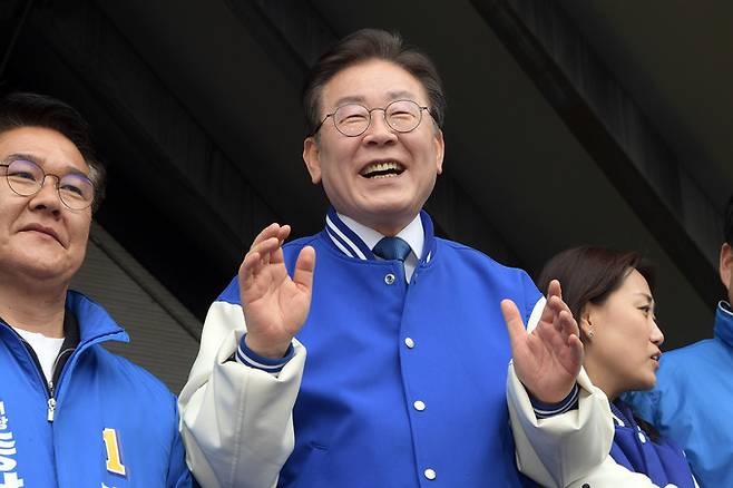 이재명 더불어민주당 대표가 22일 오후 충남 당진시 당진시장을 방문해 지지를 호소하고 있다. 당진=연합뉴스