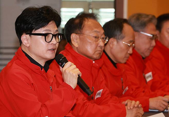 국민의힘 한동훈 비상대책위원장 겸 총괄 선거대책위원장이 25일 서울 성동구 한양대학교 동문회관에서 열린 서울 현장 중앙선거대책위원회의에 참석해 발언하고 있다.연합뉴스