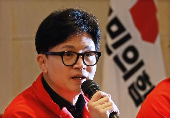 발언하는 한동훈 비대위원장 - 국민의힘 한동훈 비상대책위원장 겸 총괄 선거대책위원장이 25일 서울 성동구 한양대학교 동문회관에서 열린 서울 현장 중앙선거대책위원회의에서 발언하고 있다. 연합뉴스