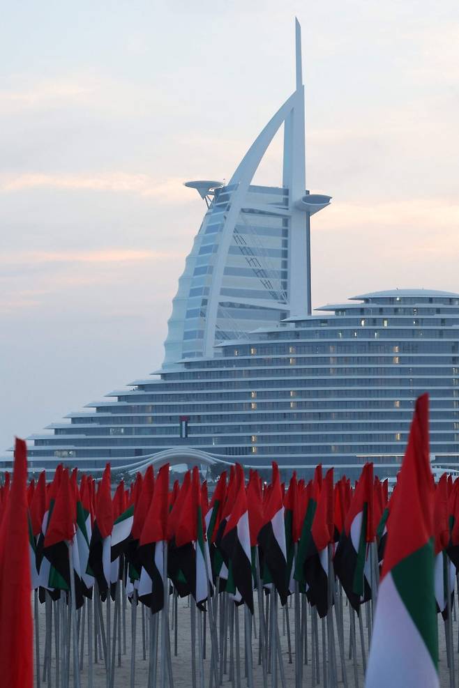 아랍에미리트(UAE) 국기가 UAE 최대도시 두바이의 버즈 알 아랍 빌딩 앞 해변에 설치되어 있다. AFP연합뉴스