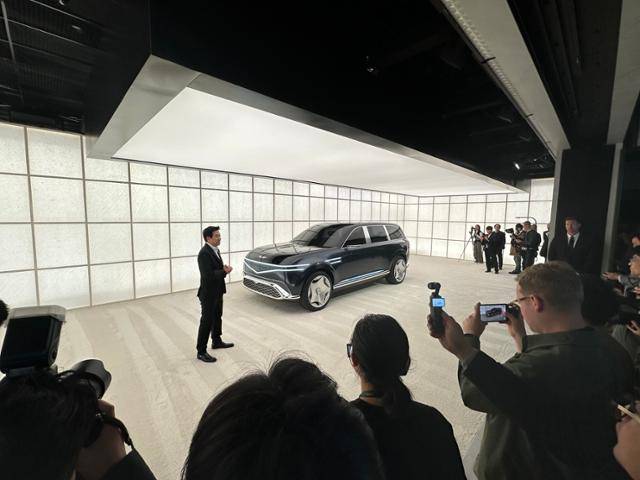 이상엽 현대제네시스 글로벌디자인담당 부사장이 25일(현지시간) 미국 뉴욕 제네시스 하우스에서 '네오룬' 콘셉트 공개 행사를 진행하고 있다. 뉴욕=이상무 기자