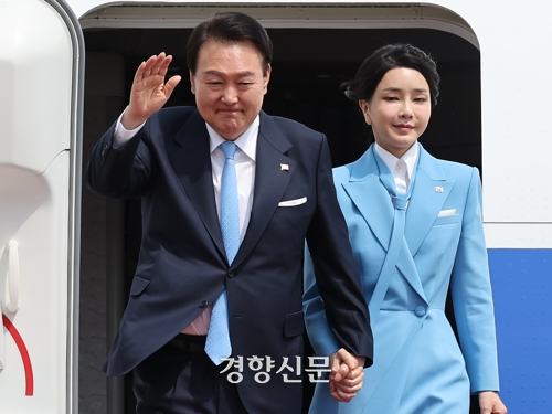 미국 국빈 방문 일정을 마친 윤석열 대통령과 김건희 여사가 지난해 4월30일 성남 서울공항에서 공군 1호기에서 내리며 환영객들에게 손을 들어 인사하고 있다. 김창길 기자