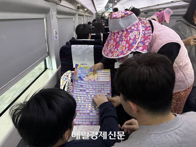 열차 안에서 진행한 뽑기 이벤트 / 사진=홍지연 여행+ 기자