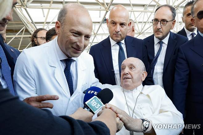 교황의 주치의 알피에리 의사(왼쪽). 사진은 지난해 6월 교황이 탈장수술을 받고 퇴원할 당시 모습.  [EPA 연합뉴스 자료사진. 재판매 및 DB 금지]