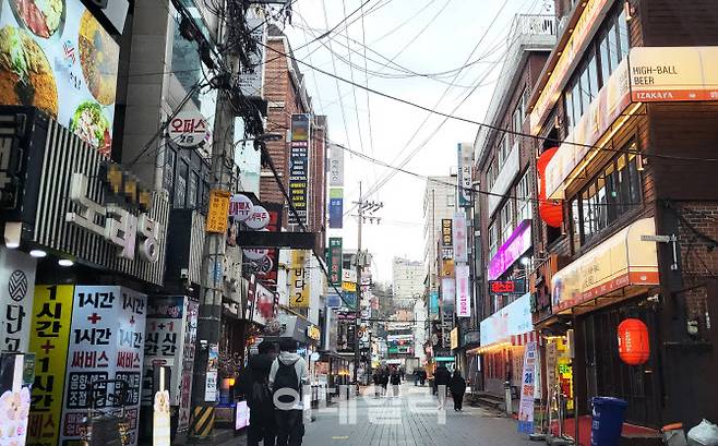 지난 26일 서울 서대문구 창천동(신촌동) 연세로 일대 신촌명물거리에서 대학생 등 행인들이 거리를 걷고 있다.(사진=김범준 기자)