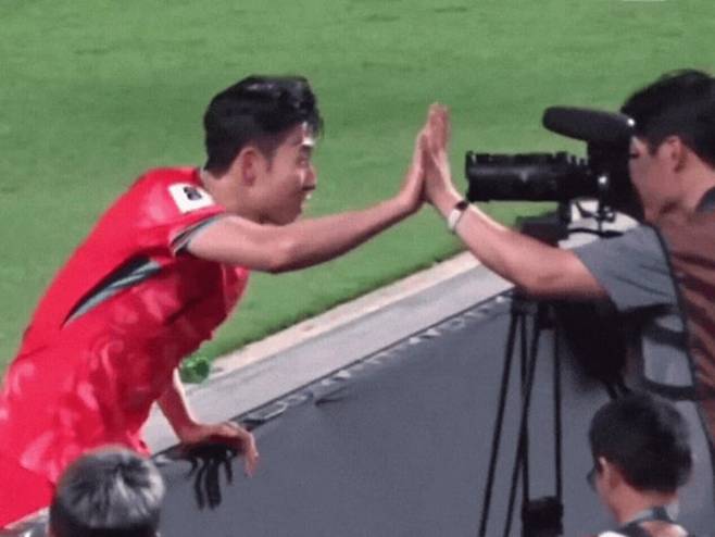 카메라감독과 하이파이브 하는 손흥민. /온라인 커뮤니티