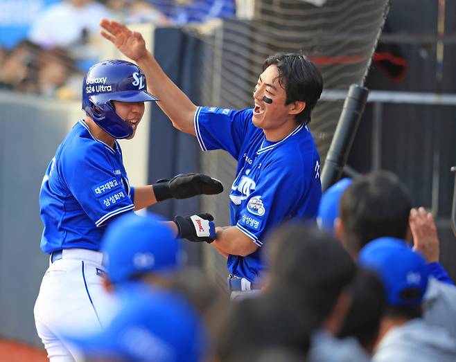 적시타를 치고 돌아온 김현준을 격하게 맞는 구자욱. 삼성 제공