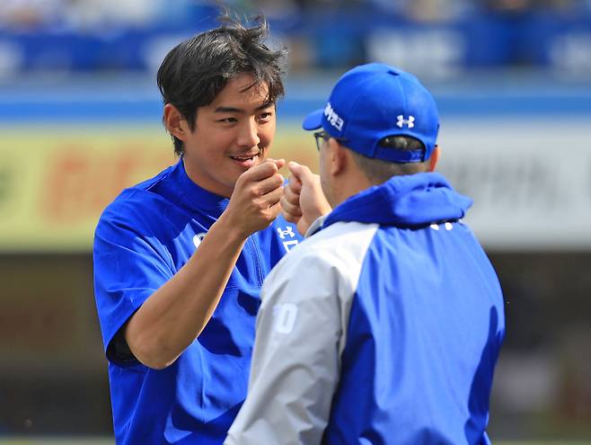 박진만 감독과 하이파이브 중인 삼성 구자욱. 삼성 제공