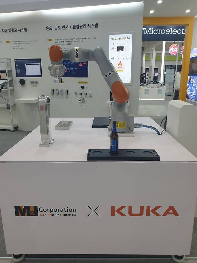 엠투아이의 스마트 HMI와 쿠카로보틱스의 협동 로봇을 활용한 맥주 따르는 로봇. (사진=엠투아이) *재판매 및 DB 금지