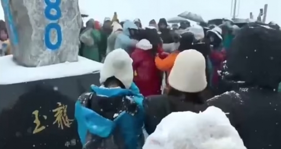 현지시간으로 지난 24일, 중국 남부 윈난성의 명소로 꼽히는 옥룡설산 꼭대기 전망대에서 ‘인증샷’을 찍을 자리를 두고 관광객들끼리 몸싸움이 벌어졌다