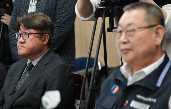 서울 시내버스 노조의 총파업 예고 전날인 27일 오후 서울 영등포구 서울지방노동위원회에서 버스 노조와 사측인 서울시버스운송사업조합의 마지막 조정회의가 열리고 있다. 2024.3.27 홍윤기 기자