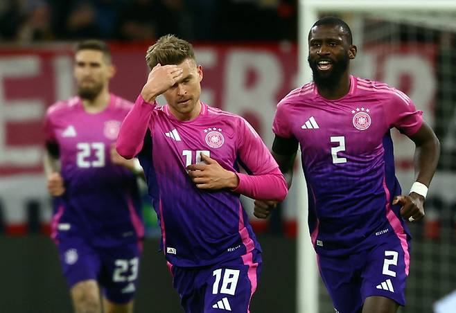 독일 미텔슈타트(가운데)가 27일 네덜란드전에서 동점골을 넣은 뒤 세리머니하고 있다. 로이터연합뉴스