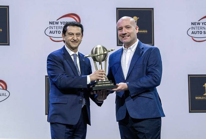 호세 무뇨스 현대차 글로벌 COO 사장이 세계 올해의 퍼포먼스카(아이오닉 5 N)를 수상하고 있다. (사진=현대차)