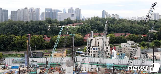 서울 시내의 한 공사현장에 크레인작업이 진행되고 있다. 2023.9.15/뉴스1 ⓒ News1 이승배 기자