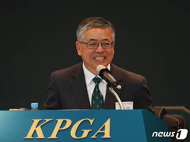 김원섭 KPGA 회장이 28일 경기 성남시 KPGA 빌딩에서 열린 KPGA 정기총회에서 발언하고 있다. (KPGA 제공)