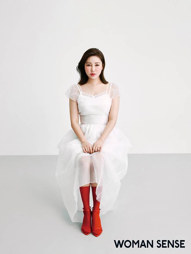 송가인 화보. 사진 | 우먼센스