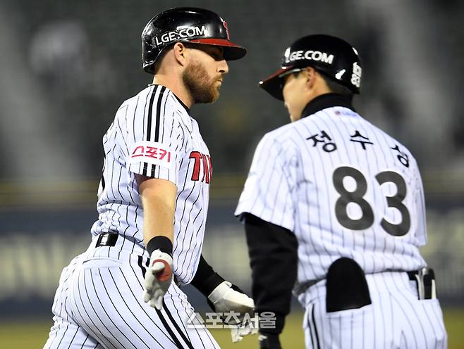 LG 트윈스 오스틴이 28일 잠실구장에서 열린 2024 KBO리그 삼성 라이온즈와 경기 3회말 2사 2루 상황에서 삼성 선발투수 이승민을 상대로 2점 홈런을 치고 정수성 코치와 하이파이브를 하고 있다. 2024. 3. 28. 잠실 | 박진업 기자 upandup@sportsseoul.com