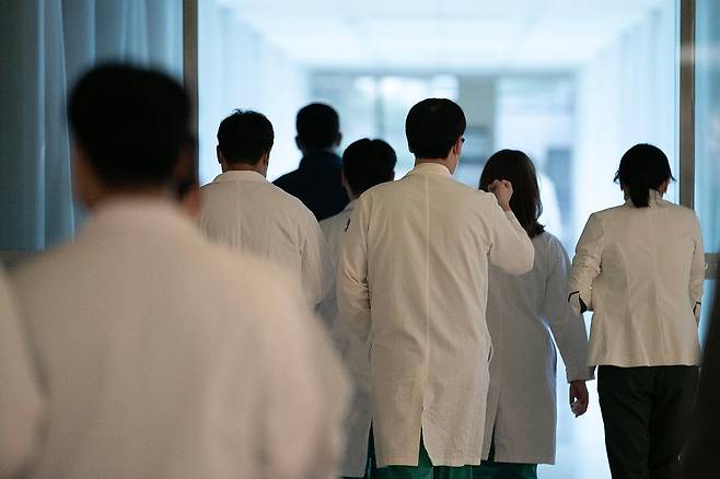 의료 대란이 장기화되고 있는 28일 서울의 한 대학병원에서 의료진이 이동하고 있다./뉴스1
