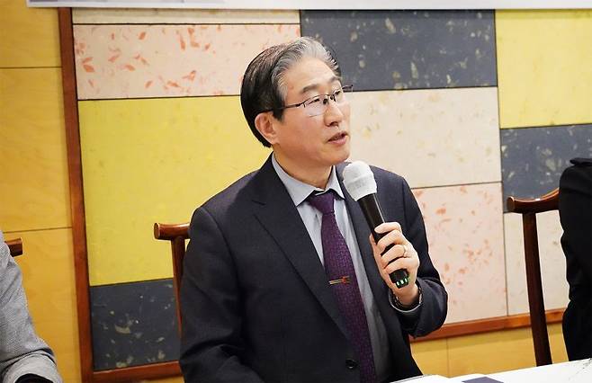 임기철 광주과학기술원(GIST) 총장이 28일 서울 광화문 인근에서 간담회를 갖고 AI정책 전략대학원에 대해 설명하고 있다. GIST 제공
