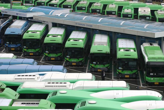 서울 시내버스 노조가 파업에 돌입한 28일 서울의 한 공영차고지에 버스가 주차돼 있다.   [뉴스1]