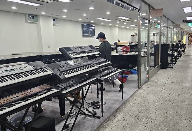 26일 오후 3시 서울 종로구 낙원상가 모습. 3월은 피아노 등 악기 업계 '대목'이다. 김동주 기자