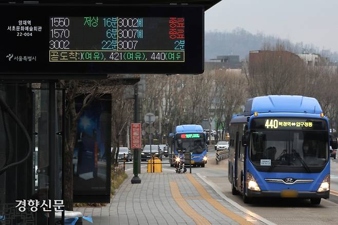 서울 시내버스 노사 협상이 노조 총파업 돌입 11시간여 만에 타결되면서 28일 오후 서울 시내 한 버스정류장에서 버스가 정상 운행하고 있다. 조태형 기자