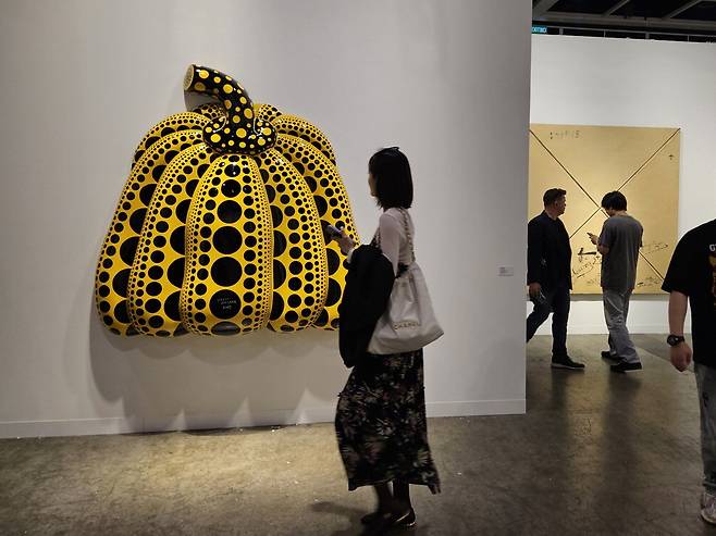 '아트바젤 홍콩 2024'에서 390만달러(약 52억3965만원)에 팔린 구사마 야요이의 2013년작 '호박(Pumpkin)'을 관람객이 살펴보고 있다. 홍콩 송경은 기자